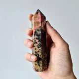Rhodoniet obelisk toren van Moonlight Gemstones, 8–10 cm, roze met zwarte en beige vlekken