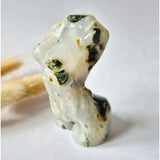 Mosagaat vrouwenbeeldje, 8 cm, handgeslepen edelsteen sculptuur met groene inclusies Moonlight Gemstones