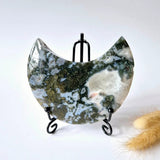 Edelsteen Mosagaat Maan op Standaard met druzy patroon in groen-witte tinten Moonlight Gemstones
