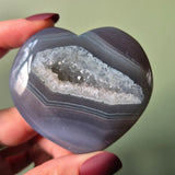 Grijze Druzy Agaat Hart van Moonlight Gemstones met kristallen geode kern