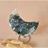 XL Edelsteen Mosagaat maan op standaard met druzy patroon, Moonlight Gemstones, 286g
