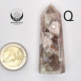 Handgemaakte bloemagaattoren van Moonlight Gemstones; roze bloemagaat met witte inclusies, naast een 2-euro munt