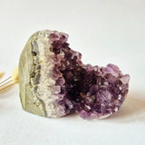 Natuurlijke amethist geode vrije vorm, 629 g, donkerpaarse kristallen — Moonlight Gemstones