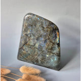 XXL Labradoriet freeform van Moonlight Gemstones; grijze steen met iriserende blauwtinten.