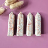 Edelsteen Red Net Stone Toren by Moonlight Gemstones, set of 4 pink-white towers with red veins, 7–9 cm each.