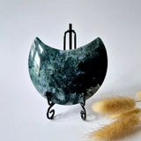 Edelsteen Mosagaat maan op standaard, groene druzy patroon, Moonlight Gemstones