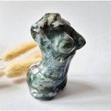 Mosagaat vrouwenbeeldje, 8 cm, handgeslepen edelsteen met groene en witte marmerpatronen