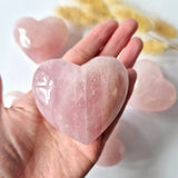 Rozenkwarts Hart 7–10 cm, Moonlight Gemstones, roze kwarts hart in hand