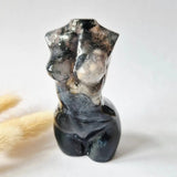 Mosagaat vrouwenbeeldje 8 cm; handgeslepen edelsteen sculptuur met donkere marmerachtige tinten