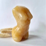 Honingcalciet vrouwenbeeldje, 13–14 cm, amberkleurige beschermende edelsteen-buste