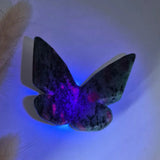 Edelsteen Vlinder Ruby in Zoisite butterfly, 6x5 cm, purple-pink with green specks, UV-reactive, Moonlight Gemstones