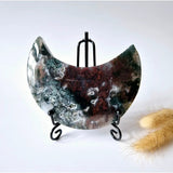 Edelsteen Mosagaat maan op standaard met drusy patronen, 275 g, #121