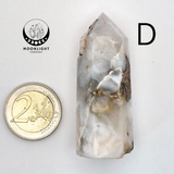 Handgemaakte bloemagaattoren, Moonlight Gemstones; wit-creme agaat met grijze insluitsels en bruine kern, naast een 2-euro munt voor schaal
