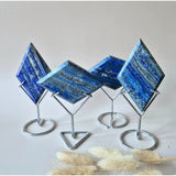 Moonlight Gemstones Edelsteen Lapis Lazuli ruit op standaard; helder blauw met aders op metalen standaards