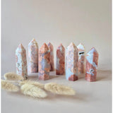 Edelsteen Druzy Petal Agate Toren by Moonlight Gemstones; set of 9 tall pink and white marbled towers