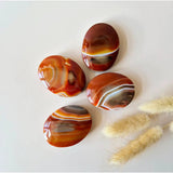 Edelsteen Sardonyx palmstones, Moonlight Gemstones, 5 cm each, polished orange-red banded stones (set of five).