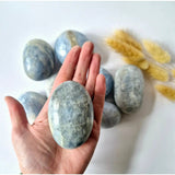 Celestien palmsteen van Moonlight Gemstones, blauw-grijs 6–8 cm, engelachtige rust en spirituele connectie