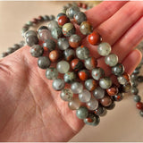 Edelsteen armband met 8 mm Afrikaanse bloedsteen kralen; grijsgroene tinten met oranje accenten