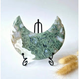 Edelsteen mosagaat maan op standaard van Moonlight Gemstones, druzy & patronen, 294 g