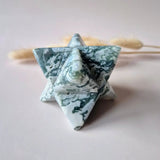 Kristallen mosagaat Merkabaster, groen-wit marmerpatroon, 7,5 cm