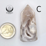 Handgemaakte bloemagaattoren van Moonlight Gemstones, pale roze kristallen toren naast 2-euro munt.