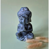 XL Druzy Mosagaat Buddha, 14 cm hoog, blauw-grijze edelsteen standbeeld