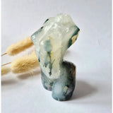 Mosagaat vrouwenbeeldje, 8 cm, handgeslepen edelsteen met groen en blauw patroon – Moonlight Gemstones