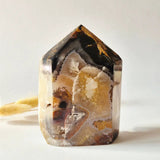 Druzy agaat toren uit Uruguay, Moonlight Gemstones, 599 g, natuurlijke geode met goudkleurige banden