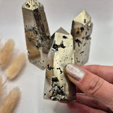 Pyriet toren uit Peru, 8–10 cm, druzy met metallic glans — Moonlight Gemstones