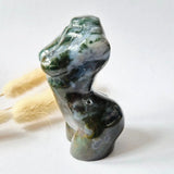 Mosagaat vrouwenbeeldje, 8 cm, handgeslepen edelsteen carving in groene tinten