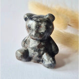 Edelsteen Facet Bear Yooperlite crystal carving, 4 cm, gray-black with white matrix; Moonlight Gemstones