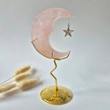 Rozenkwarts maan op goudkleurige standaard met sterhanger – Moonlight Gemstones