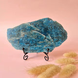 Blauwe apatiet schijf op standaard, Moonlight Gemstones, 246 g