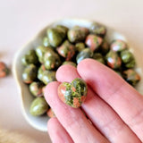 Moonlight Gemstones mini unakiet hartje (1,5 cm) voor crystal confetti; groen met roze accenten, meerdere stuks.