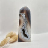 Grijze Agaat Toren met Druzy Opening, Moonlight Gemstones, gepolijste edelsteen obelisk, 211 g