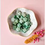 Groene aventurijn mini ster kralen, Moonlight Gemstones, 1.5 cm, crystal confetti op witte schaal