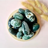 Moonlight Gemstones edelsteen druzy mosagaat handstenen (5–7 cm) set in houten kom, meerdere stuks