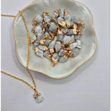 Goudkleurige ketting met ruwe maansteen hanger (1 cm) van Moonlight Gemstones