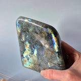 Moonlight Gemstones XXL Labradorite freeform, 1465g, intense flash with blue iridescence.