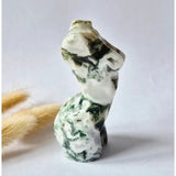 Mosagaat vrouwenbeeldje, 8 cm, handgeslepen edelsteen door Moonlight Gemstones