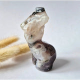 Mosagaat vrouwenbeeldje, 8 cm hoog, handgeslepen edelsteen sculptuur