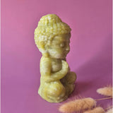 Serpentijn Boeddha — handgesneden meditatiebeeld van geelgroene serpentine edelsteen, ca. 15 cm.