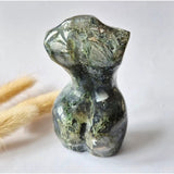 Mosagaat vrouwenbeeldje 8 cm (#31) – handgeslepen edelsteen carving