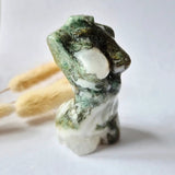 Mosagaat vrouwenbeeldje 8 cm, groen-witte handgeslepen edelsteen sculptuur Moonlight Gemstones