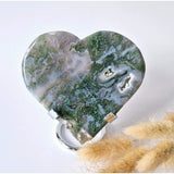 Grote druzy mosagaat hart op metalen standaard, groen met wit/grijze aders, 195 gram