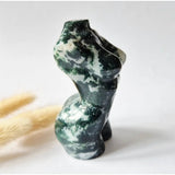 Mosagaat vrouwenbeeldje 8 cm - Moonlight Gemstones, handgeslepen edelsteen beeld met groen-witte marmering