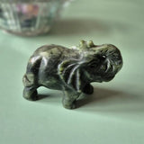 Nephrite jade olifant beeldje, donkergroen met lichtere vlekken, 5x7 cm