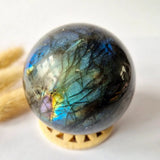 Moonlight Gemstones Regenboog Labradoriet bol, edelsteen sphere met rainbow flash, 72mm, 540g op houten standaard