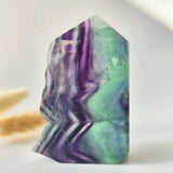 Candy Fluoriet sculptuur van Moonlight Gemstones, ruwe rand, 402 g, paars en groen