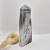 Grijze agaat toren met druzy opening, gepolijste edelsteen obelisk, 211 g